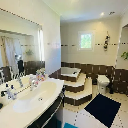 Warm House Close To Amenities
